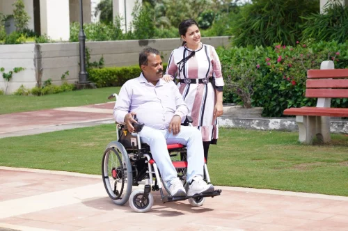 Manual vs. electric wheelchairs? Find the right fit & answers to all your wheelchair FAQs.